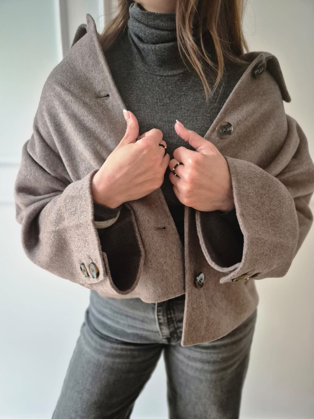 Kurzer ausgestellter Mantel aus handgenähter Wollmischung