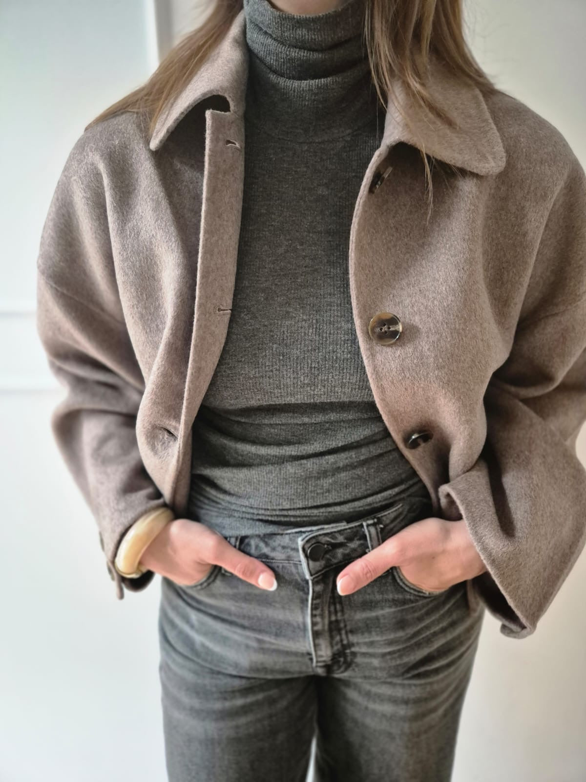 Kurzer ausgestellter Mantel aus handgenähter Wollmischung