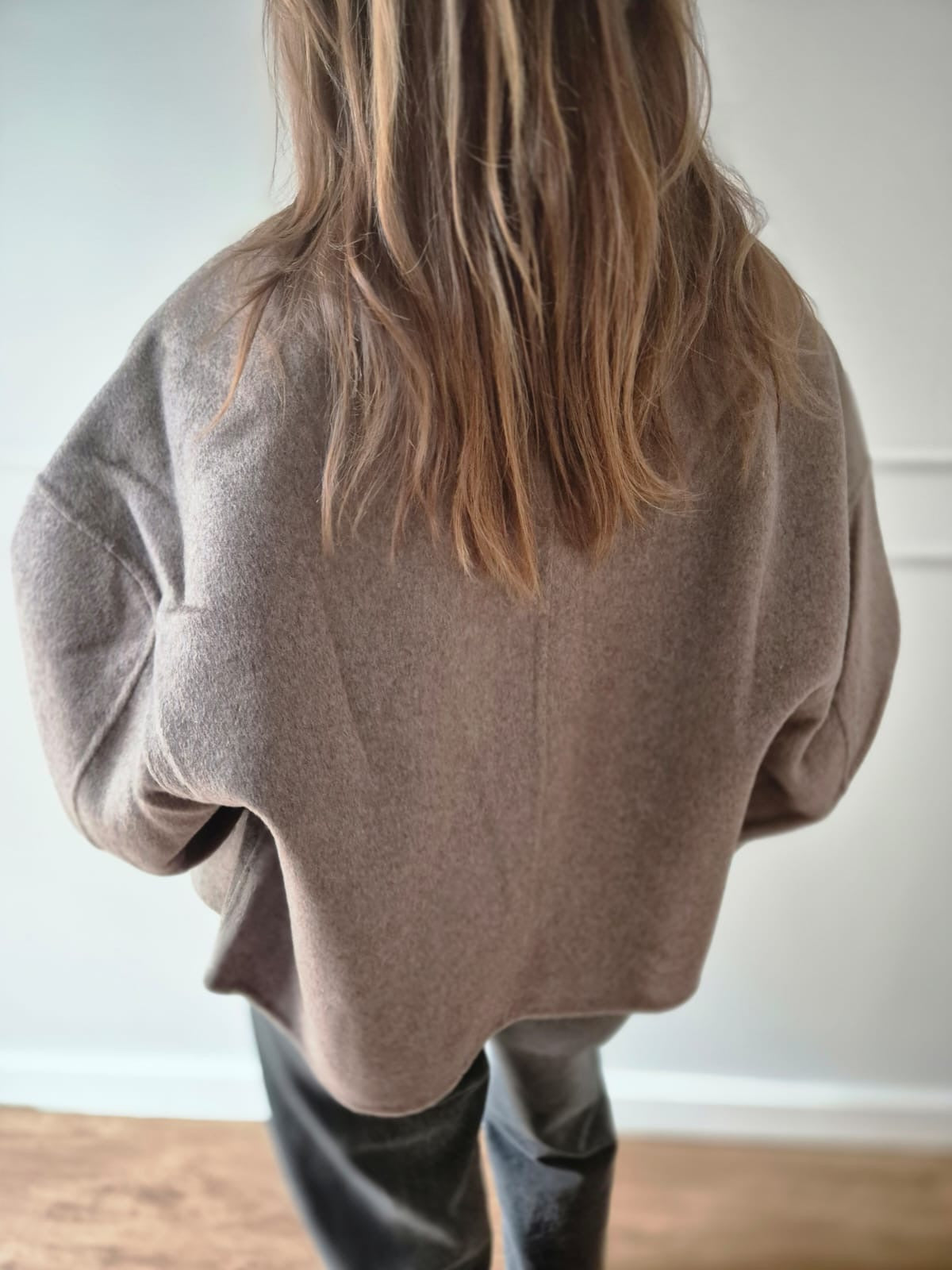 Kurzer ausgestellter Mantel aus handgenähter Wollmischung