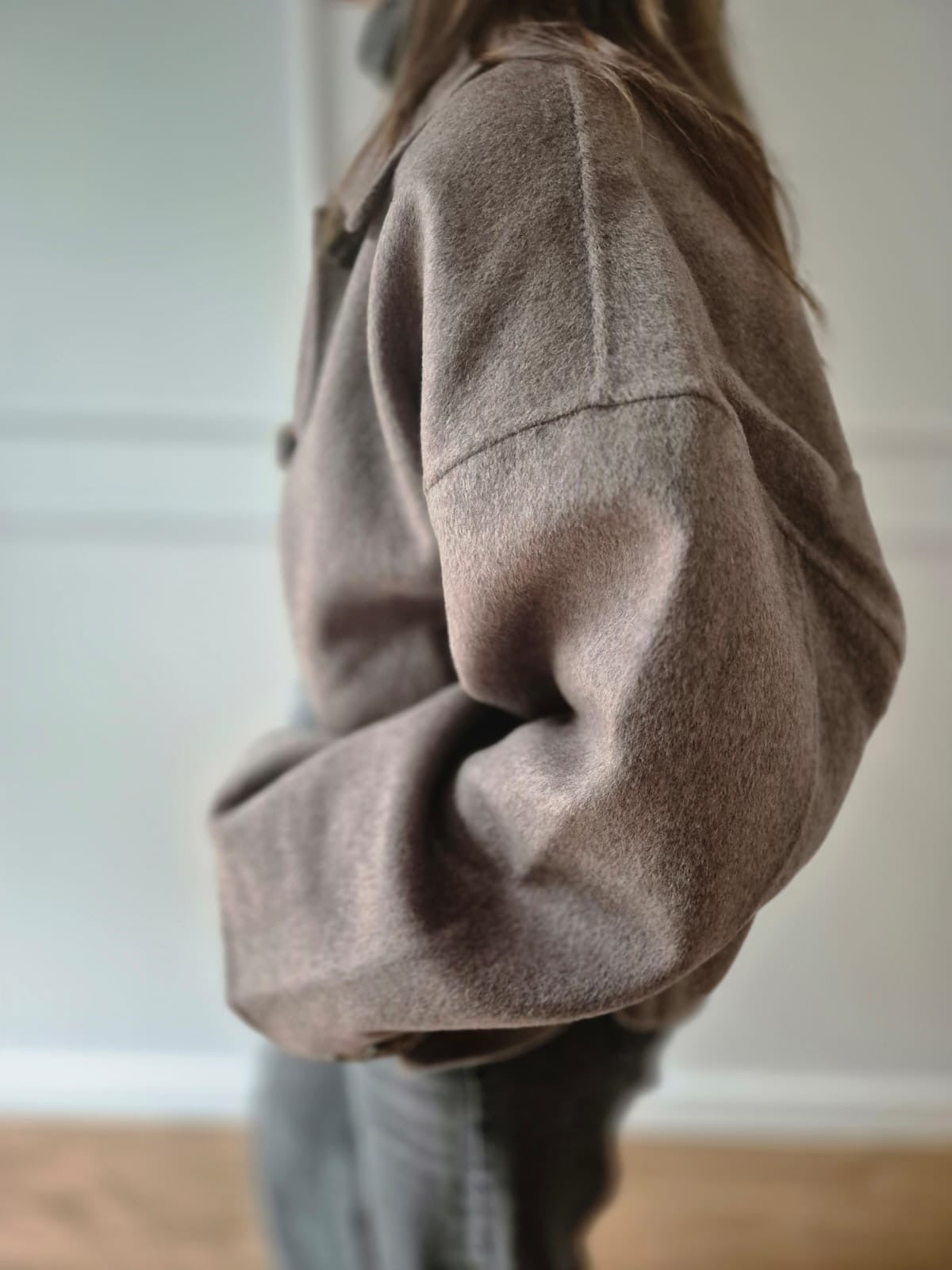 Kurzer ausgestellter Mantel aus handgenähter Wollmischung